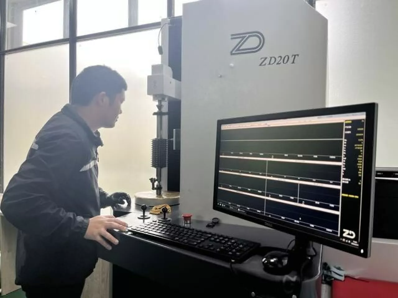 A technician from Guizhou Anxin Numerical Control Technology Co., Ltd. skillfully operates a device. img#1